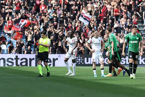 صراع التأهل لدوري أبطال أوروبا.. ميلان يسقط أمام ساسولو بثنائية بالدوري الإيطالي